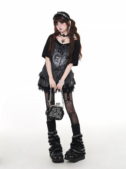 グレーのネックライン、ダメージ加工の穴、カラーブロックデザイン、セルフタイストラップ、ブラックとグラフィックのTシャツ