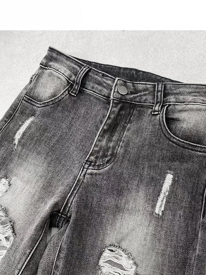 ほろ苦いグレーのダメージ加工ディテールフレアジーンズホールシルエット