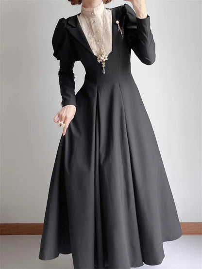 Schwarzes Juliette-Ärmelkleid mit schmaler Taille und beigem Rüschenausschnitt