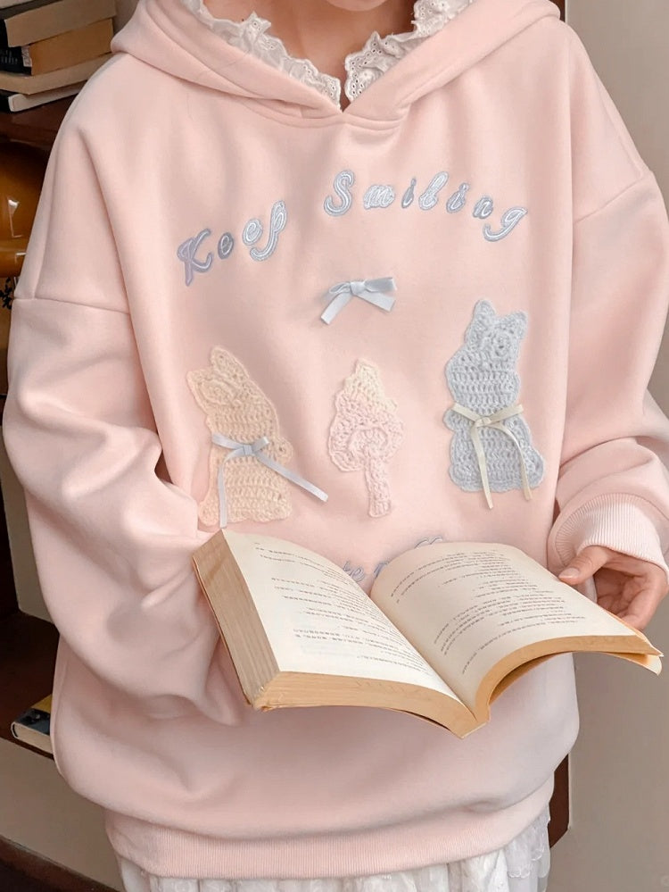 Rosafarbener, süßer Kapuzenpullover mit gehäkelten Häschendetails und Fleecefutter