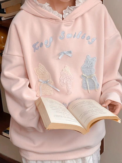 Rosafarbener, süßer Kapuzenpullover mit gehäkelten Häschendetails und Fleecefutter