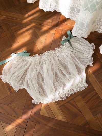 ドットチュールネックライン クリーミー伸縮性ブラウス