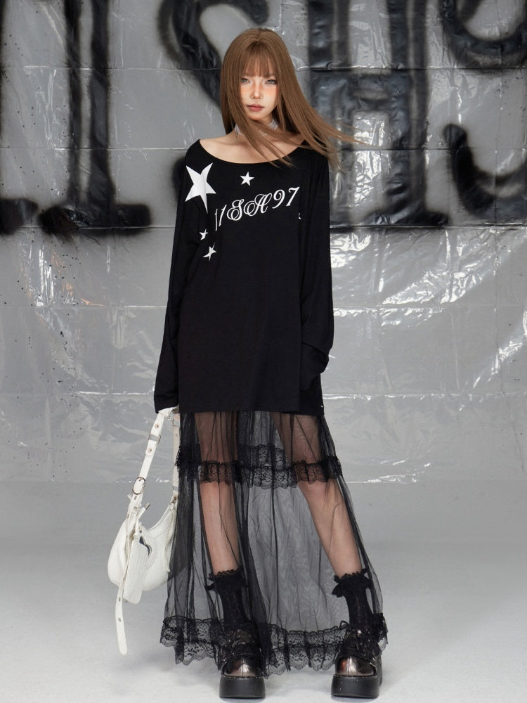 Schwarzes, lockeres Oberteil mit asymmetrischem Ausschnitt und Buchstabendruck