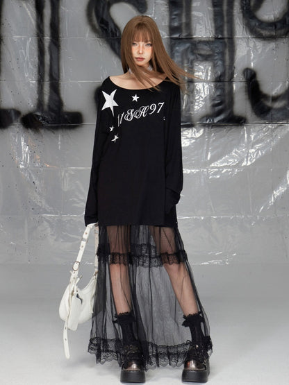 Schwarzes, lockeres Oberteil mit asymmetrischem Ausschnitt und Buchstabendruck