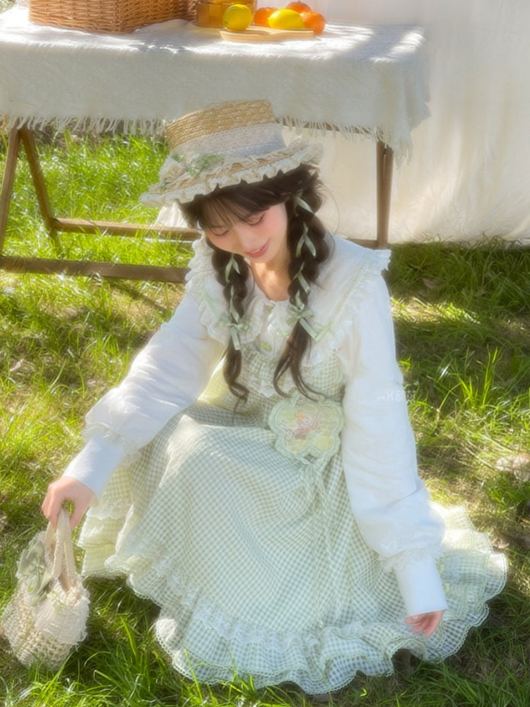 ホワイトレーストリム、丸みのあるフラットカラー、グリーンのリボンボタンブラウス