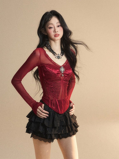 Rotes Top mit V-Ausschnitt und glamouröser Schmetterlingsstickerei mit Strassverzierung