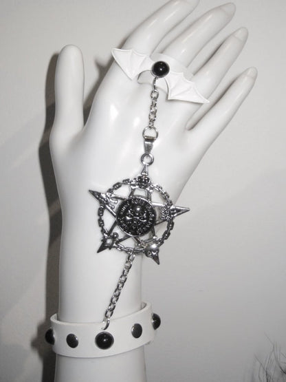 バットウィングデザインのスタッドディテールリング