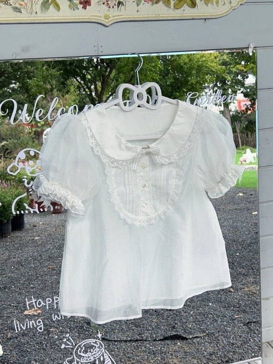 ホワイトのパフスリーブ、ピーターパンカラーブラウス