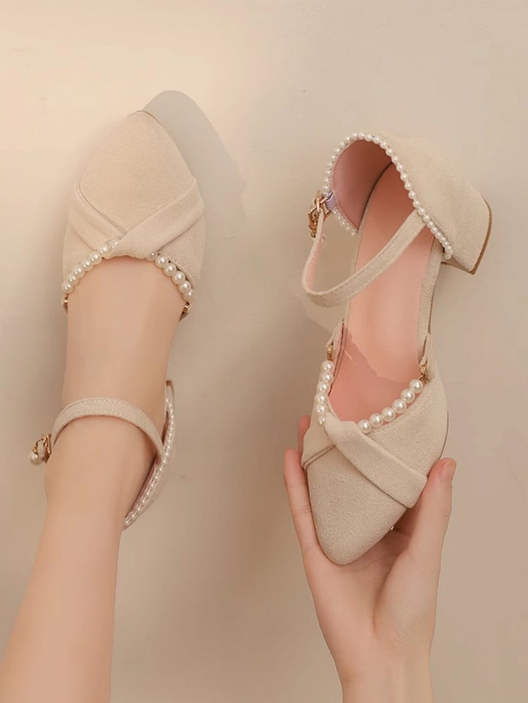 Beige Lolita-Sandalen mit Perlen und Wildlederdetails im Fersenbereich und abnehmbarer Spitze