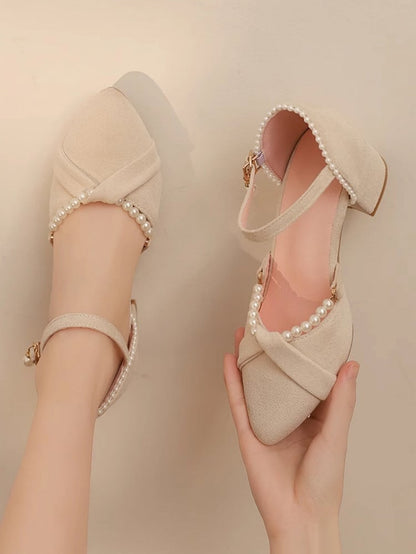 Beige Lolita-Sandalen mit Perlen und Wildlederdetails im Fersenbereich und abnehmbarer Spitze