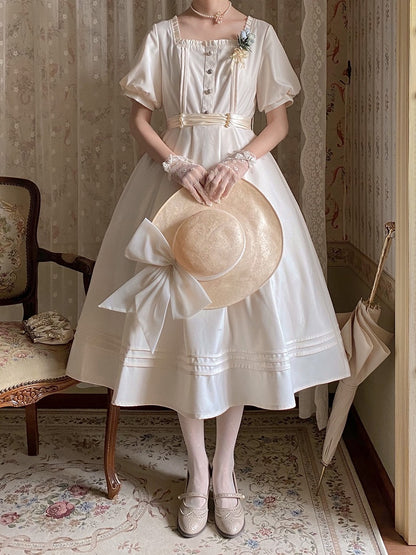 Elegantes Kleid mit Ausschnitt und quadratischem Vintage-Apricot mit kurzen Puffärmeln