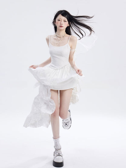 Taille und weißes asymmetrisches Unterkleid mit Spitzensaum und Kettenfrei