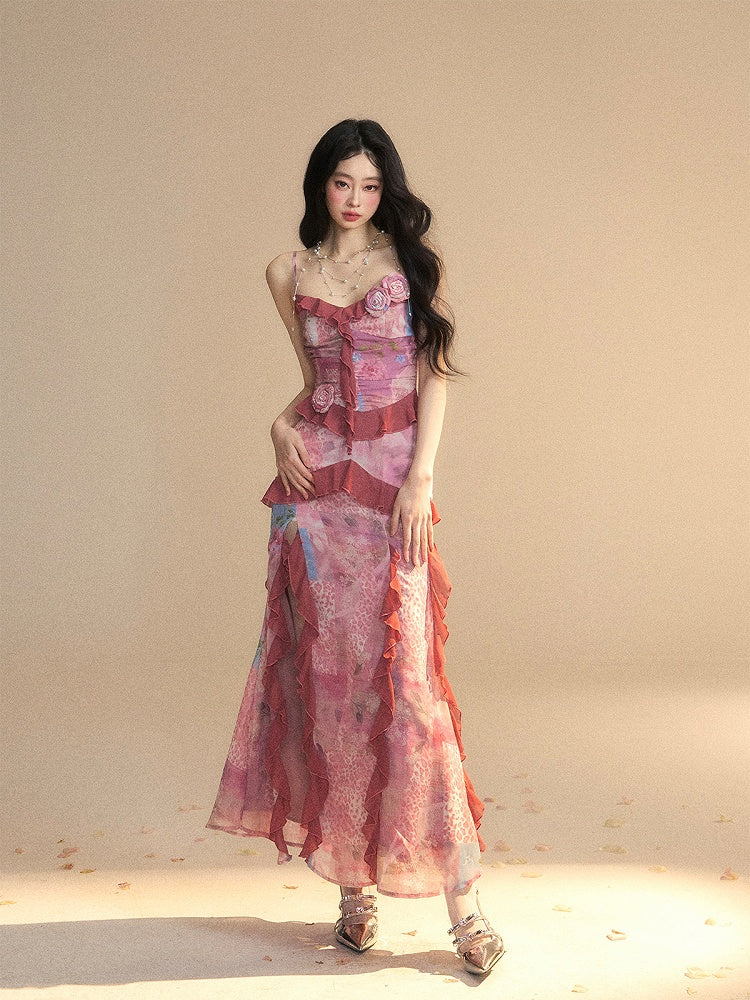 Seitenschlitz, florale Kontrastakzente, roter Saum, gerüschtes Chiffon-Unterkleid, rosa V-Ausschnitt