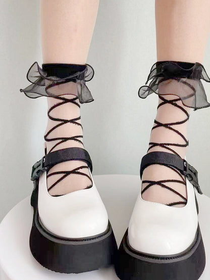 Weiß/schwarze Lolita-Söckchen aus Organza mit Rüschenbündchen und überkreuzten Bändern