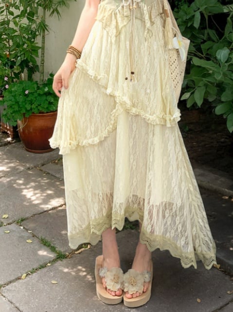 Aprikosenfarbener, asymmetrischer Spitzenrock mit elastischer Taille