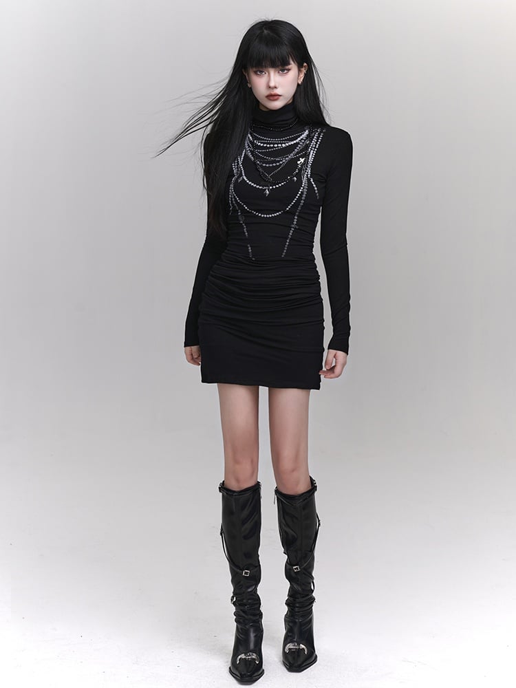 Schwarzes, hochgeschlossenes, eng anliegendes Kleid mit Perlenkette