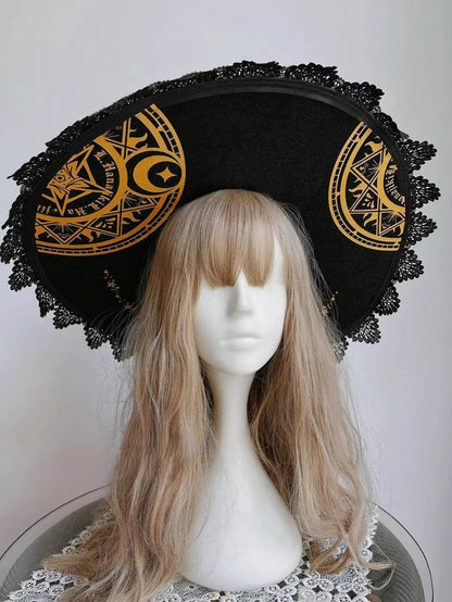 Hexe mit Schleife und goldenem Hut, Federschmuck, Schwarz