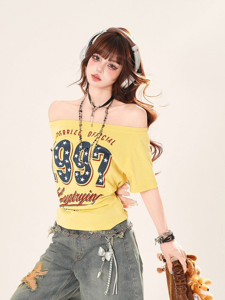 イエローのオフショルダーナンバープリントTシャツネックライン