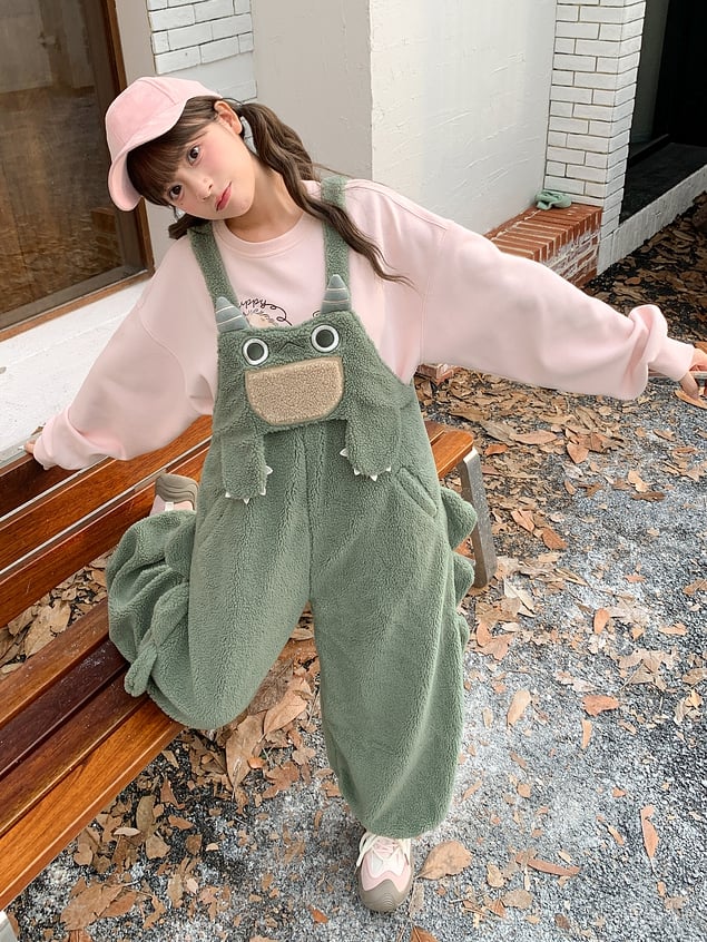 かわいい恐竜の緑のぬいぐるみオーバーオール