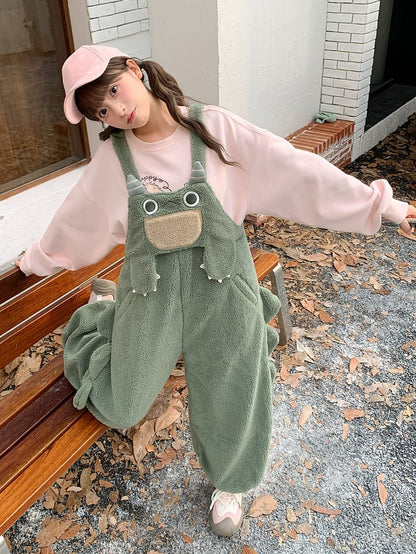 かわいい恐竜の緑のぬいぐるみオーバーオール