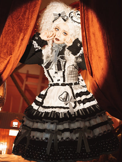 Lolita-Kleid mit Schleifenrock und schwarzem Stufenkleid mit weißen Oreo-Kuchenakzenten