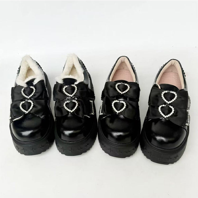 Dicke/normale Strass-Akzente, Kei-Dekor-Version mit Herz-Jirai-Schleifen-Plateaus in Slip-on-Schwarz