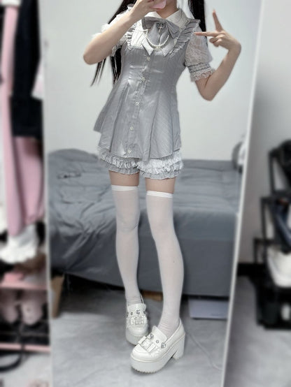 グレーのストライプ柄、ジライケイ、セットバック、タイネックライン、ボウレースアップミニドレス、ショーツイリュージョン