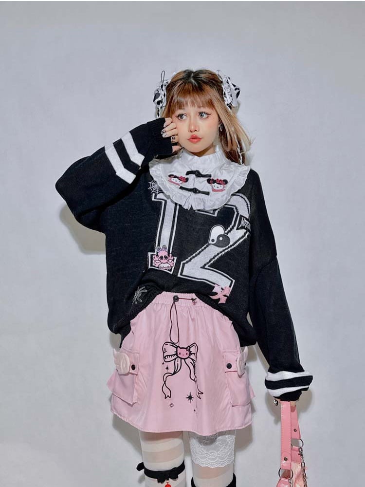 Schwarzes Oversize-Top mit Kitty-Spinnen- und Kreuz-Skelett-Applikationen