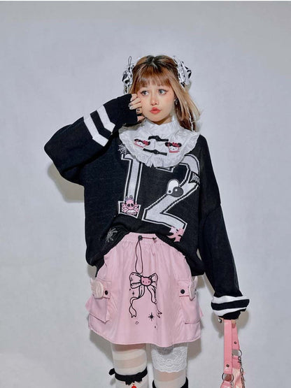 Schwarzes Oversize-Top mit Kitty-Spinnen- und Kreuz-Skelett-Applikationen