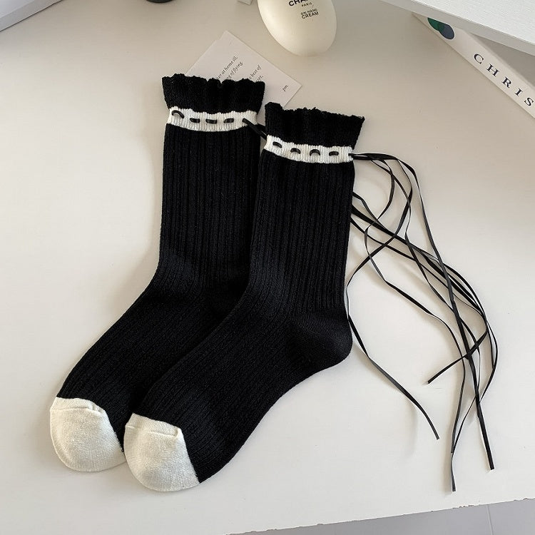 Weiß/Schwarze süße Wadensocken mit Rüschenbündchen und Bändern