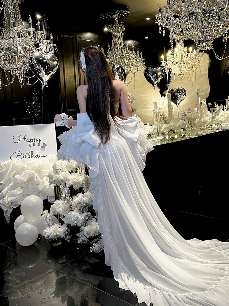 Weiße bodenlange Schleppe mit großer Schleife