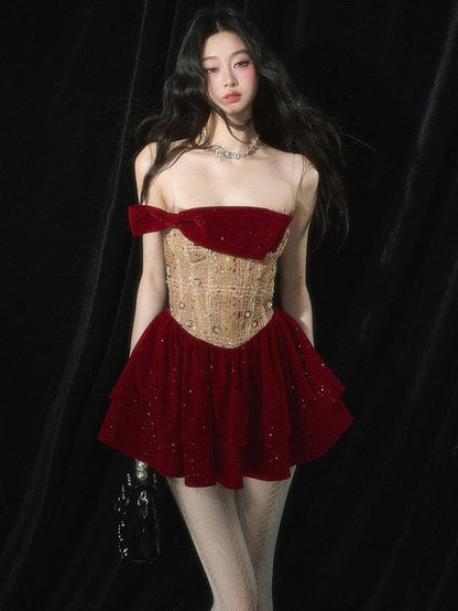 Weinrotes, strassverziertes Tweed-Patchwork-Mieder mit Stufenrock und trägerlosem Kleid