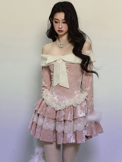 Rosafarbenes, schulterfreies Samtkleid mit Schleifendetails, gestuftem Rüschenrock