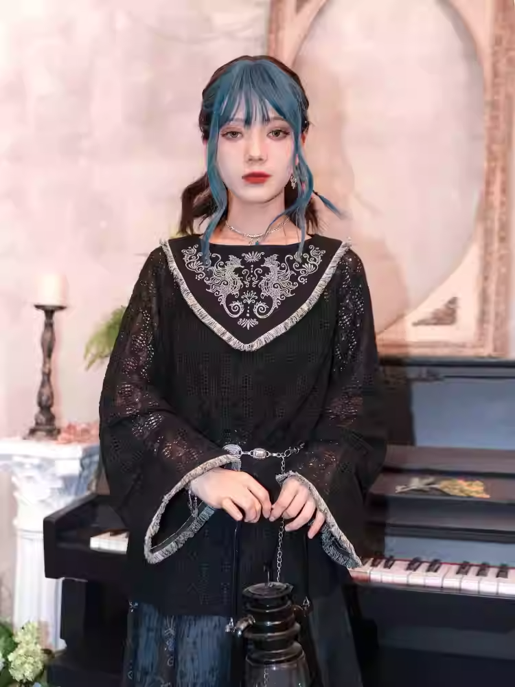 Stil: Ausgehöhlter Cheongsam mit schwarzem Saum, Spitzenoberteil, Quaste, Seepferdchen- und Korallenstickerei