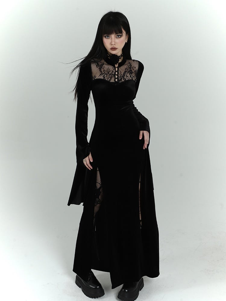 Gothic-Kleid aus schwarzem Samt mit kontrastierenden Spitzenaufnähern, Glockenärmeln und seitlichem Schlitz