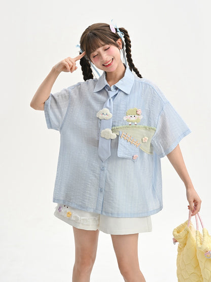 ラムライトブルーシャツネクタイ夢刺繍かわいい雲で飾られています