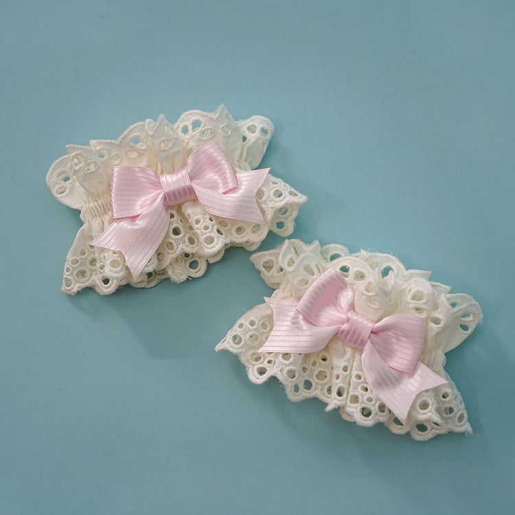 Schleife mit gewellten, cremefarbenen Ösenmanschetten am Handgelenk