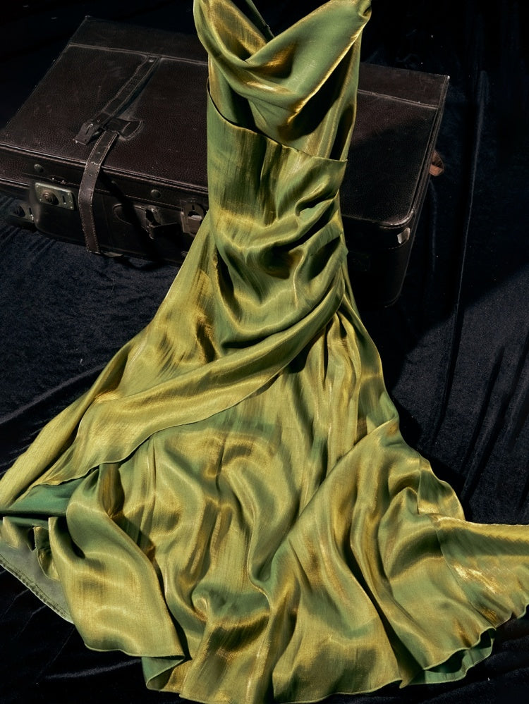 Grünes Camisole-Kleid mit asymmetrischem Volantsaum