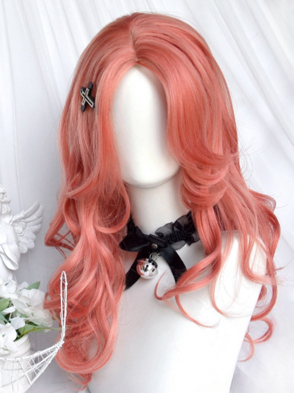 Orangefarbene, über der Brust liegende, gewellte Perücke