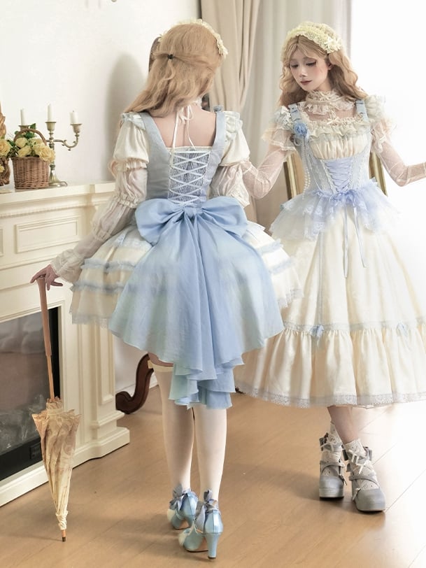 Leichtes Spitzenkleid mit Lolita-Besatz, kurzes OP-Quadrat und blaue Ärmel mit Ausschnitt in Beige