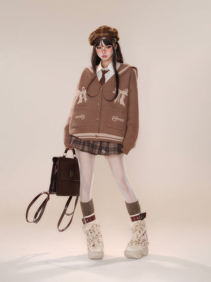 Braune Strickjacke mit Matrosenkragen und Schleifendetail