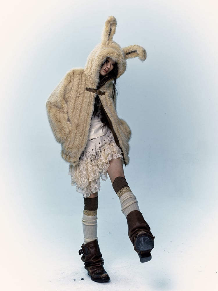 愛らしいウサギの耳が付いた黄色のシャギーコート