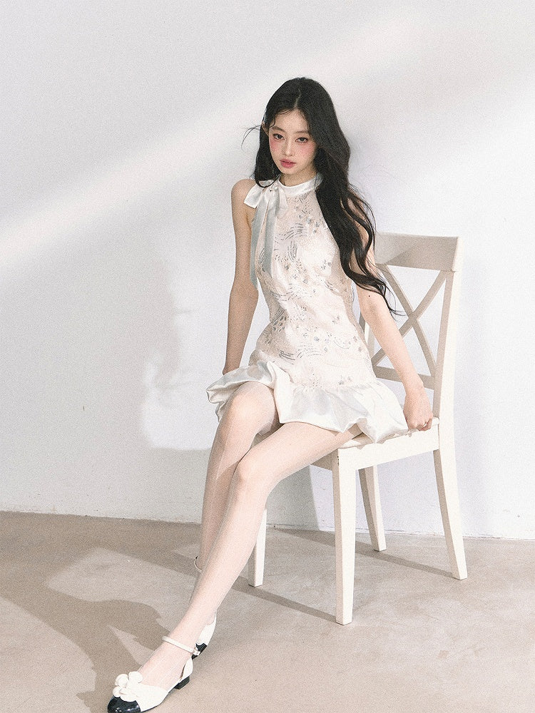 ライトピンクのセルフタイボウネックラインスパンコールディテールスカートバブルノースリーブドレスミニ