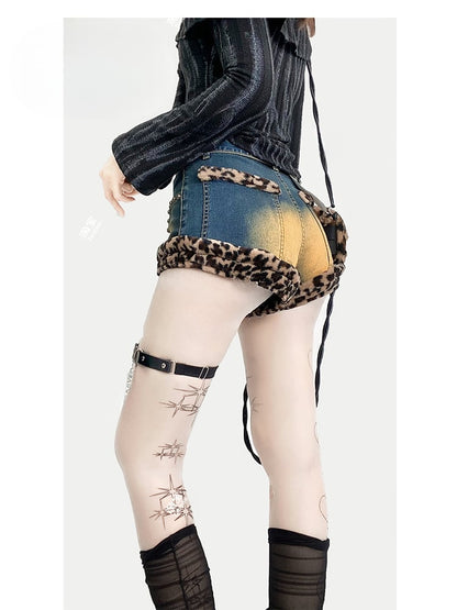 Distressed-Shorts aus blauem Denim mit Leopardenmuster und zotteligem Plüschbesatz