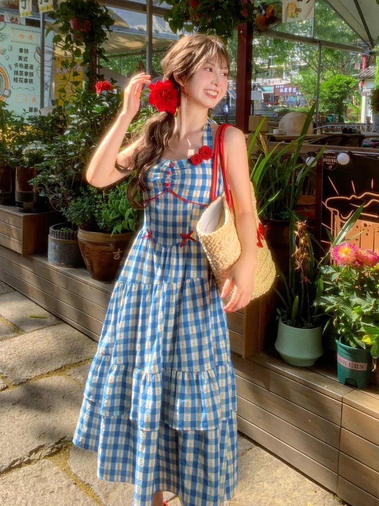 Blaues Allover-Neckholder-Kleid mit Blumendruck und kariertem Halsausschnitt, süß