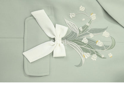 Blazer mit Blumenstickerei und grünen herzförmigen Knöpfen