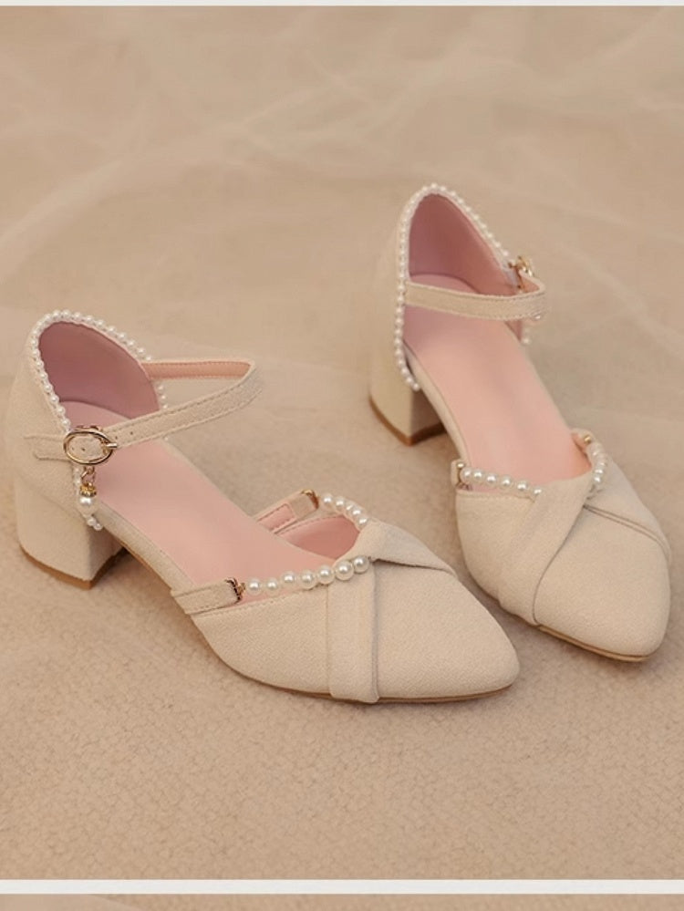 Beige Lolita-Sandalen mit Perlen und Wildlederdetails im Fersenbereich und abnehmbarer Spitze