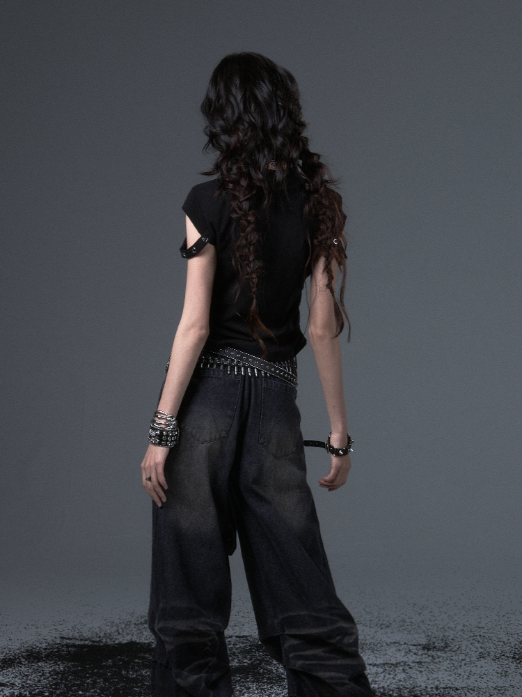 Details Schwarzes Punk-Top mit Ösen, Trägern und strukturiertem Crop-Cross mit rotem Aufdruck
