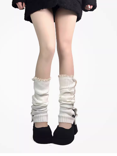 Jambières tricotées avec boutons et bordure en dentelle