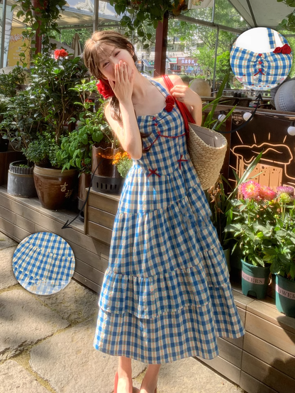 Blaues Allover-Neckholder-Kleid mit Blumendruck und kariertem Halsausschnitt, süß